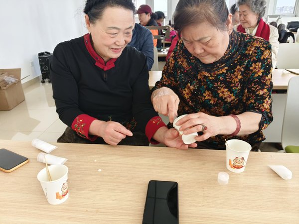 组织开展妇女节护手霜DIY活动J9国际集团北塘街道滨海湖社区(图2)